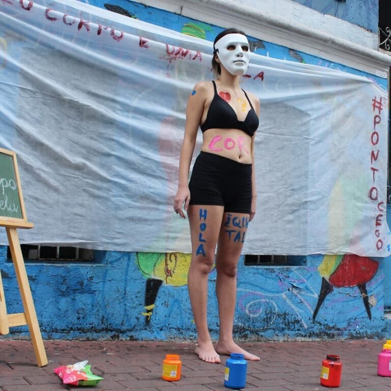 Integrante do coletivo Ponto Cego com o corpo pintado em “Meu corpo é uma tela”, SerformanceP 2018