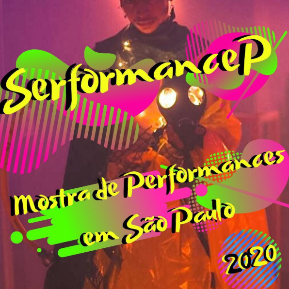 Cartaz da SerformanceP 2020: letreiros amarelos “SerformanceP — Mostra de Performances em São Paulo — 2020” sobre formas em verde e rosa neon e a foto de um performer de máscara de gás e figurino de plástico