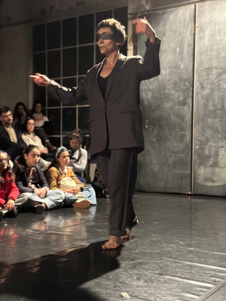 Christina Elias em Sociedade à venda