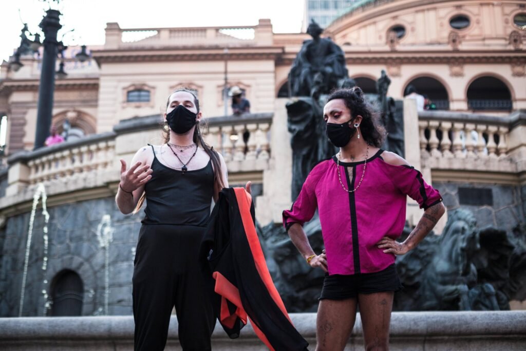 Duas integrantes da Ruidosa Alma diante da fonte do Theatro Municipal