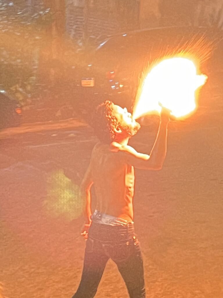 Ismael Trabuco cospe fogo na rua em frente à Ação Educativa, à noite