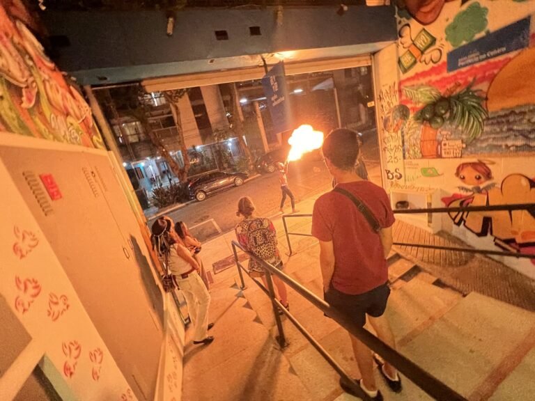 Do alto da escadaria grafitada da Ação Educativa, o público vê Ismael Trabuco cuspir fogo na rua