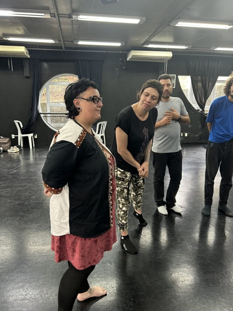 Participante do workshop ri durante um exercício em grupo no CEU Heliópolis