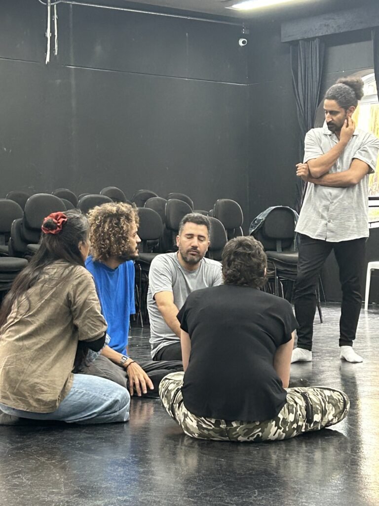 Participantes sentados em roda conversam durante o workshop no CEU Heliópolis