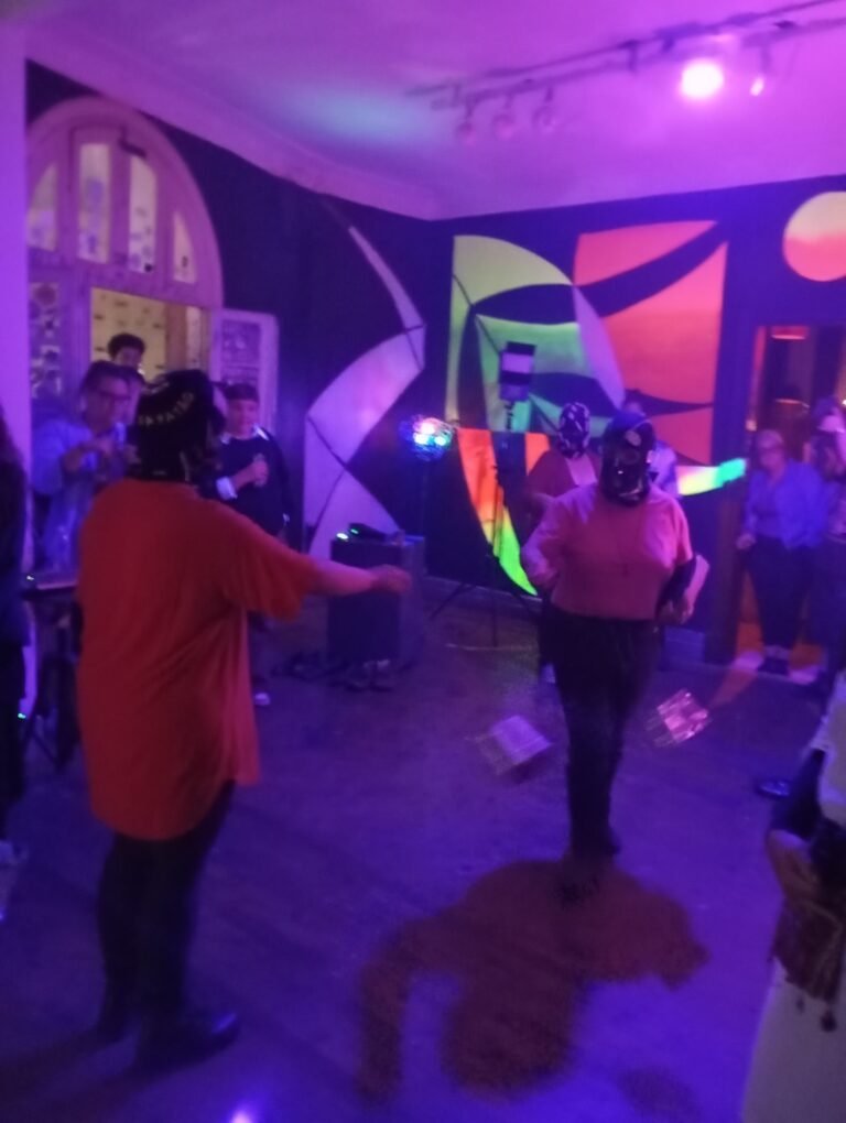 Integrantes da Boleia Coletiva no salão de murais do Estúdio Lâmina, com o público em volta