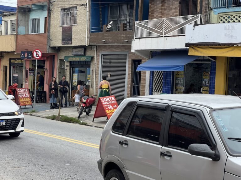 Rua comercial de Heliópolis, com Kareen Labbé Weber ao fundo, na calçada