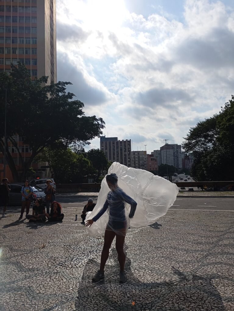 Thales Ferreira gira com a película plástica na praça de pedras portuguesas