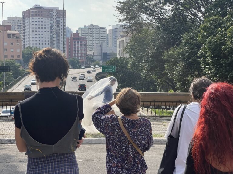 Público de costas assiste a Thales Ferreira dançar com o plástico junto à mureta