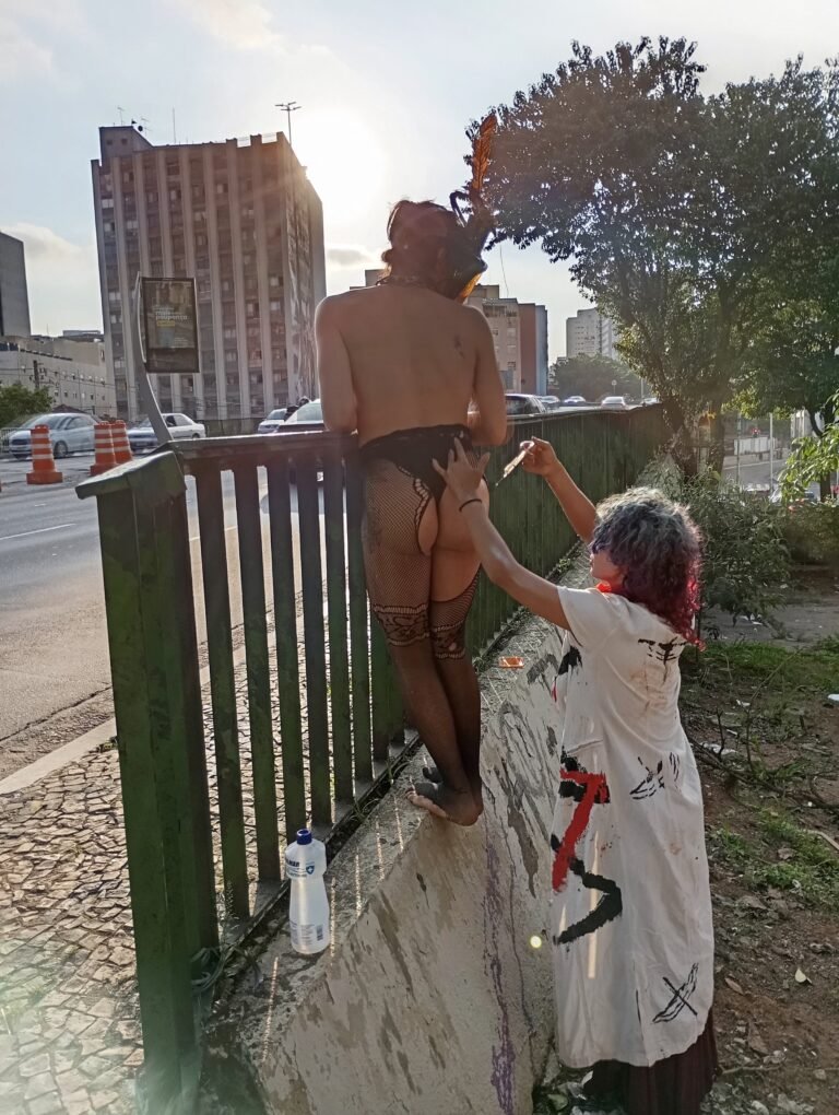 Integrante do Triste Midríase escala a grade à beira da avenida