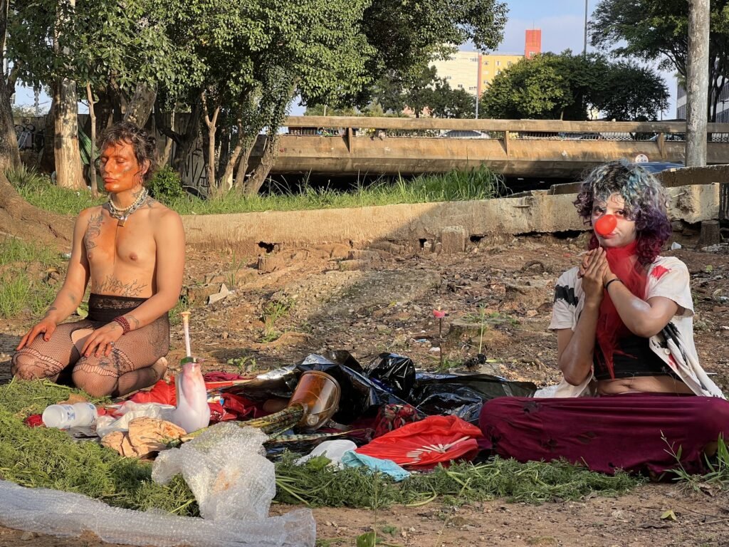 A dupla Triste Midríase sentada diante do altar no terreno do futuro parque