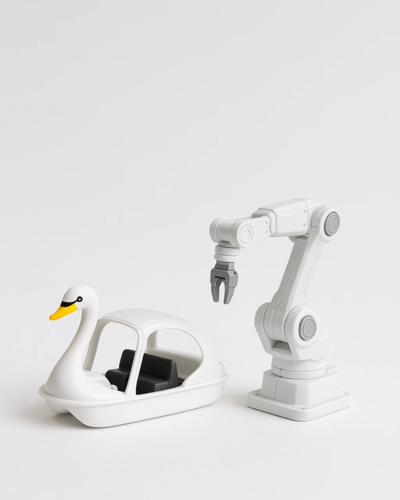 Pedalinho branco em forma de cisne ao lado de um braço robótico industrial branco, sobre fundo claro