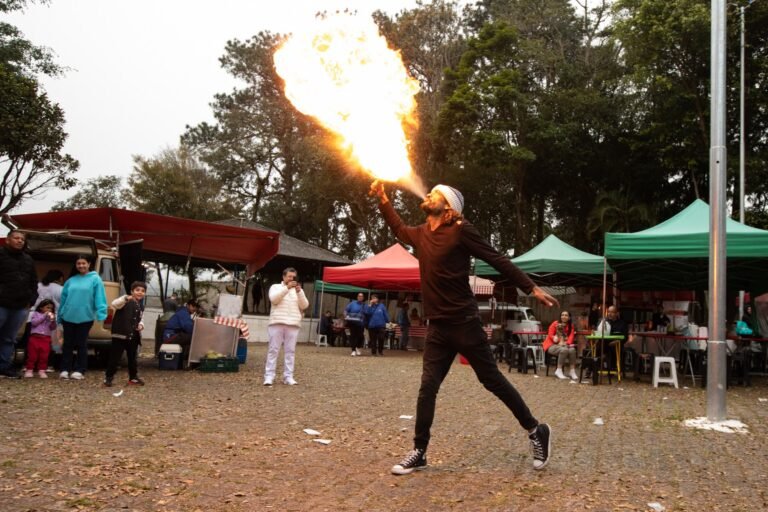 IsTo cospe uma labareda de fogo na praça do Riacho Grande, diante do público e das barracas da feira