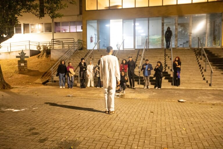 PC de costas, diante do público reunido na escadaria da Pinacoteca