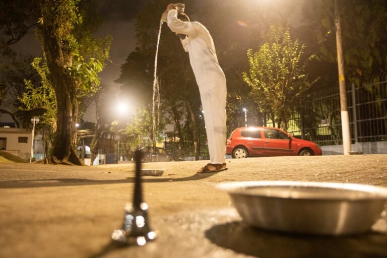 PC derrama a água de uma bacia, com um sino e outra bacia em primeiro plano