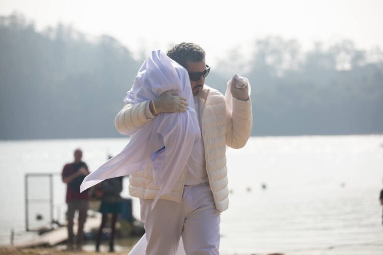 Pio Santana segue pela margem da represa com o volume branco nos braços